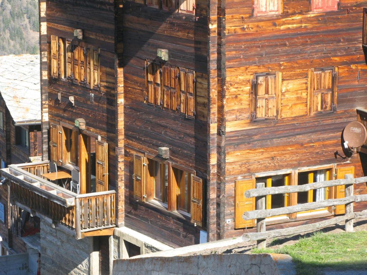 Alpia 26 - Zwei Zimmerwohnung In Traditionellem Walliser Haus Gasenried Exteriör bild
