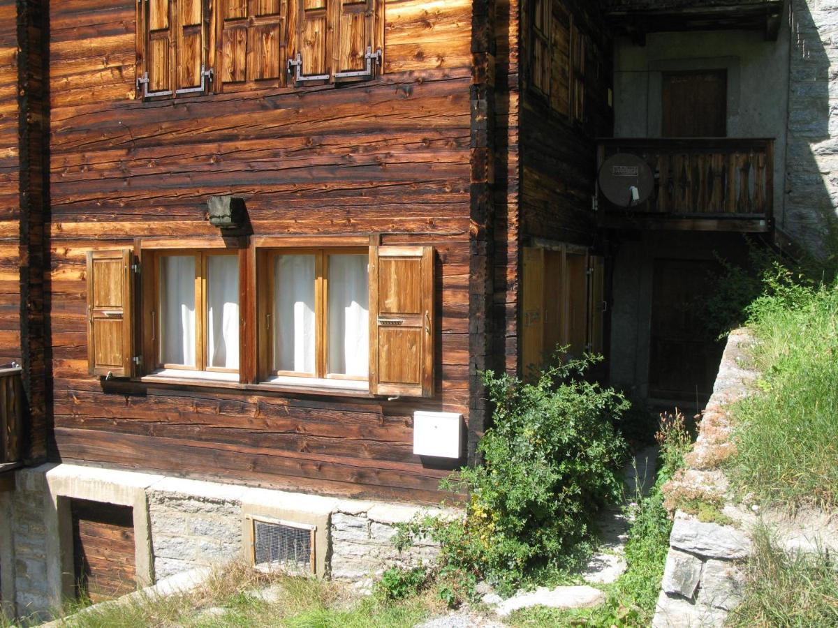Alpia 26 - Zwei Zimmerwohnung In Traditionellem Walliser Haus Gasenried Exteriör bild